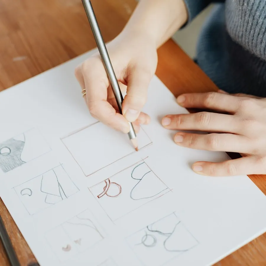 Tangan menggambar sketsa logo dengan pensil